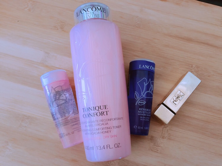 兰蔻粉水 粉水应该都比较熟悉了 巨补水巨补水 皮肤干燥用的话会有刺痛感 持续用几天皮肤状态就会变好 补水保湿效果标新立异