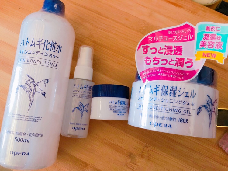 娥佩兰水乳套装 这两年也是火的不行 具有美白效果 我已经回购好几套了 便宜大碗用起来完全没有负担