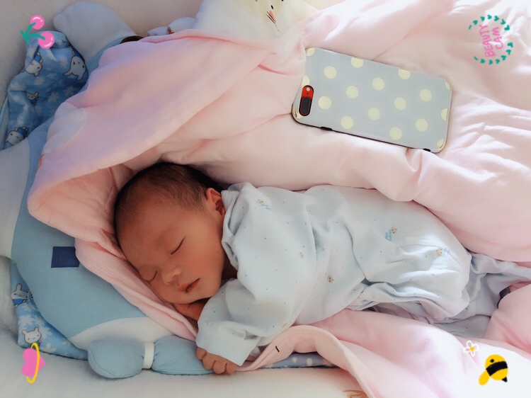 这张是7天宝宝了，手机摆在那是为了显示宝宝的大小哈 

对了另外一点就是我怀孕期间还养了两只狗，有摸有抱有亲，只要提前做好弓形虫检查并搞好卫生，怀孕与养宠并不冲突。怀孕期间我全程没忌口，除了螃蟹以外，奶茶辣的什么零食啊之类的都有吃，雪糕也是想吃就吃，奶茶想喝就喝，宝宝出生健健康康的～