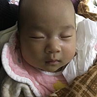 宝宝快两个月了！晚上12点之后都会开始哭闹！抱也不行！喝奶也不行！每次都要到两三点才睡！太闹心了