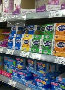 零散卫生巾的正确存放
女性外生殖器是直接与外界相通的，尤其是在经期，女性的免疫力和抵抗力都相对比较低，遇到细菌侵犯，容易妥协。很多女性朋友，出于懒惰或者方便的原因，习惯顺手将卫生巾放在卫生间里，殊不知这是使用卫生巾的一大禁忌，这种错误的做法非常值得告诫大家。
原因是，一般的卫生巾为非织造布制作，主要材质构成是纤维材料，这种材料一旦受潮后材料容易变质，从而导致细菌乘虚而入并大量繁殖。大家知道，女性外生殖器是直接与外界相同的，尤其在经期女性的免疫里抵抗力相对较低，遇到细菌侵犯，容易妥协。
　而我国多数卫生间阴暗潮湿，终日不见阳光，特别是赶上阴雨季节，很容易滋生霉菌，污染到卫生巾或者卫生纸。因此，应将拆包后的卫生巾或卫生纸等卫生用品放置在通风干燥的地方，至少是洁净的环境里，千万注意一旦产品受潮后坚决不再使用。
　　当然现在有很多产品在包装设计时，已经很人性化地考虑到了这一点，有的产品采用了可供多次封口的拉索束口或拉链密封口，这样就能更好的保证产品的卫生与安全性。这一点我们在购买产品时可以考虑给这些产品加分，如果在同等的条件下可以更多地考虑这些细节的地方，说不定能对你的健康带来意想不到的良好体验。