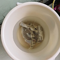 我婆婆真有才，拿洗脚桶泡腊肉，洗脚盆洗菜，我还敢吃吗？