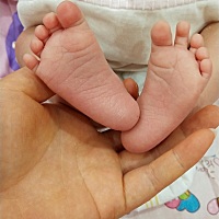 昨天给宝宝体检(满月没有去)一切正常呢，不过值得夸奖的还是身高哦，出生时50CM，昨天医生给宝宝量身高5...