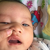 宝宝3个月喜欢吐唾沫，最近流口水，牙龈有个白点，不会是长牙了吧