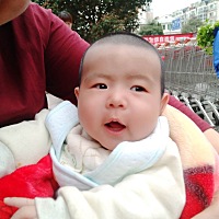 宝宝46天了。 笑的多开心啊 减了满月头、 沉思想爸爸了