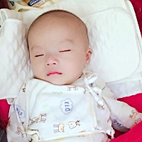 现在就要趴着睡觉不给趴就闹，一点点大可凶了这是结合我和她巴比两个人的脾气的放大版，哥哥是缩小版太...