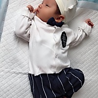 我家暖暖满月之后去体检，已经九斤54.5厘米啦~医生都夸他长得好，夸我我恢复得很好，我43.5kg啦~☺小小...