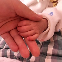 宝妈们，我家宝宝一哭我抱着哭的更厉害，姥姥或者姥爷抱着就不哭了，我的内心很郁闷，宝宝是不跟我亲吗？