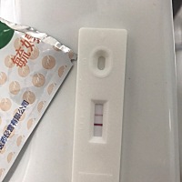 刚刚用晨尿测的～是怀孕了吧……一条浅深一条浅～