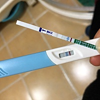 验孕棒会因为时间放久了出现两道杠吗？早晨起来测的，5分钟内白板，扔着没管它，刚才发现两道杠了。 中...