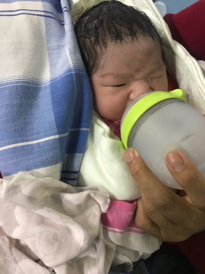 出生第一天

距离小家伙出生到现在两天半了。
昨天黄疸2点多，今天测黄疸不知道为啥今天升到十二点多了。医生开了妈妈爱和茵栀黄口服液。
妈妈乳头凹陷，还没开奶，到现在还没只能一步步落地走路。没有通气，还不能吃别的东西，吃了下午开始喝，后续结果再开分享。谢谢大家关心和祝福