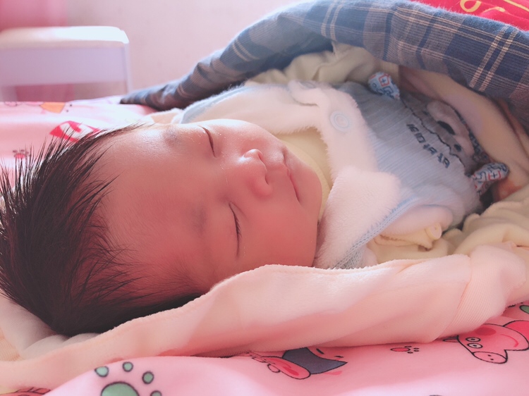 女宝第15天啦，越来越可爱。怀孕的时候都说是女宝，自我感觉也是女宝。孕早期早晚有孕吐，不严重，不爱吃甜食，皮肤没怎么变，全身胖没有腰，胎动比较温和一直在右边，肚脐没有突出，双顶径减股骨小于2，上身早姨妈日当天测秒红，50天孕囊圆的，全是个人感觉哈，每个人不一样的