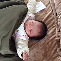 可爱的宝贝睡觉是在打拳么