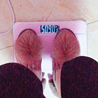 怀孕6周 4天了 怎么还瘦了呢 以前52公斤的 今天称了一下现在50公斤了 最近天天晚上吃夜宵 是不是怀孕初...