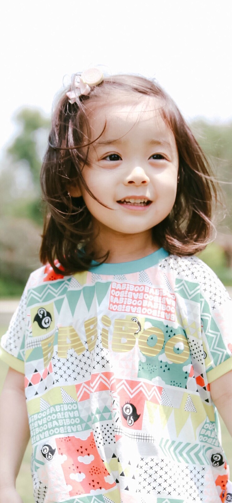 ● 特别不建议妈妈在乳房上涂辣椒水等“可怕”的东西来断奶

乳房在孩子眼里是辣么美丽的存在，你怎么忍心破坏孩子最美好的回忆？

小编要妈妈们答应我：

绝对不涂辣椒水、黄连水、创可贴等东西给孩子断奶！

孩子在饥饿、害怕、焦虑时，一直是乳汁和妈妈的neinei抚慰着他。当世界上最温柔、最可靠的避风港忽然崩塌、变身魔鬼时（比如，辣椒味儿的neinei……），孩子会产生极大的恐慌，给他造成极大的心理伤害。所以，虽然上一辈的人经常使用这种方法，但到了咱们这儿，请一定要杜绝。

另外，如果孩子在断奶期间表现得特别焦虑，看见妈妈就想吃奶。那咱们宁可让其他人来照顾几天，也不要采取这种极端的方式。因为相比暂时分开，让孩子眼睁睁地看着却不让吃的伤害可能会更大。

这里请一定注意：

暂时分开的前提是喝奶已经严重影响到辅食添加、生长发育缓慢。不要随便离开！不要随便离开！不要随便离开！




嗯，这些就是小编能想到的一些断奶时需要注意的点啦