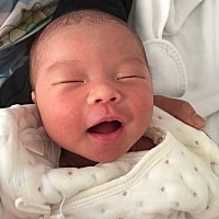 宝宝7天了，请问你们的宝宝是不是吃饱了就睡，一睡就睡几个小时，起来吃奶，吃完还是接着睡