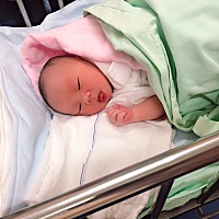 40周+2成功顺产卸货。超快顺产，无侧切无撕裂。