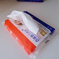 最近天气阴晴不定全家人都感冒了，必须要推荐一下这个纸巾了，太柔软了还保湿，还好有他才没有变成红鼻...