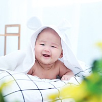 我家宝宝3个半月了，翻身是相当麻溜了，睡觉有时都能翻醒，不睡觉时候是一刻不停的翻，脾气还大不让翻就...