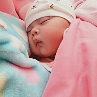 请教下各位宝妈:三个多月的宝宝晚上睡觉不踏实，老哼哼唧唧，拳打脚踢，眼睛却是眯着的，实在不行了我抱...