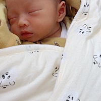 儿子出生第十天了、孕37周出来时小手小腿好细，都心疼，这一天天长大了。