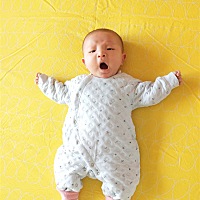 本来想生个女儿，生之前买的都是女娃穿的，结果生了个儿子😂这不袜子都是粉嫩粉嫩的😔