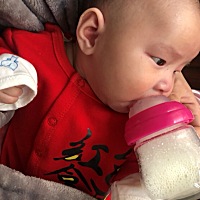 喝个奶能吐出很多泡泡，有时候又没有。有同款的么？