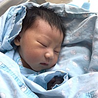 3月28的预产期，3月24的晚上九点十五生了。是个胖小子，妈妈的小皮袄，六斤二两。生的太痛苦了，不想回...