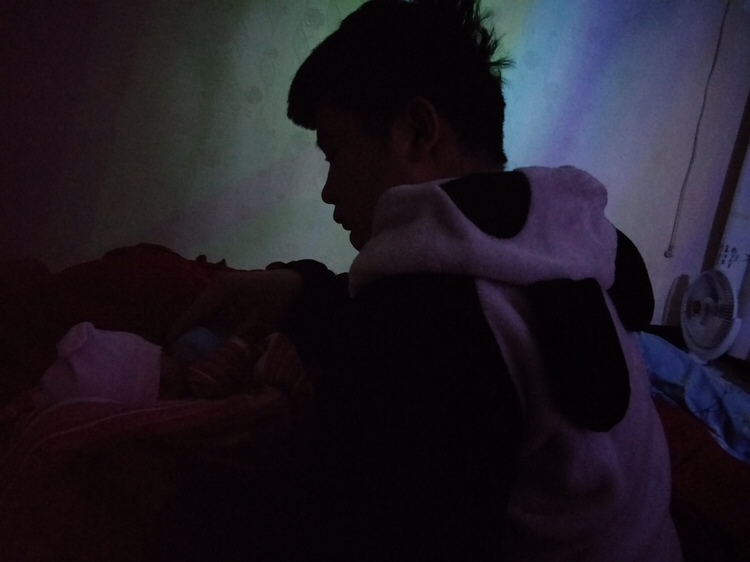 在最沮丧的时候.不着调的爸爸终于盼来了他的小棉袄，希望能为了他的小棉袄努力撑起一片天