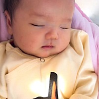 宝宝28天了、脸上有湿疹皮肤看起来也不好看～昨天去洗澡老板送我们两小包治湿疹的药她说你们用两次差不...