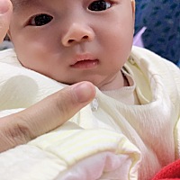 宝宝大小脸到底往哪边睡？有经验的宝妈指点一下，谢谢🙏