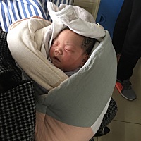 巨婴降临 男孩 本来我和宝妈都想要个女孩的 不过一样的开心 宝妈直接生了一天一夜最后实在生不出来...