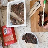 我说我要补补，谷先生特地去问了别人产后吃什么好，就二话不说直接给我买了两斤阿胶😄老爸在给我分块😂