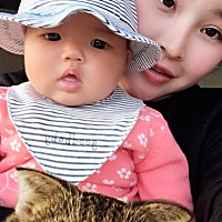 每次刀口一疼，感觉你哇哇落地就在昨天！穿什么衣服都大，手还往里缩，袖子里总找不到手，娇小的身躯让...