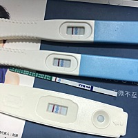 这样是怀孕了吗？同一天测的～月经期两天后的。颜色比较浅～有经验的告知下 怀孕的可能性大吗？
