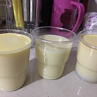 坐月子期间不得睡过好觉，奶水又多，每晚一个钟起床挤奶出来三杯纯母乳，人都累垮了。宝宝又小，累浅吃...