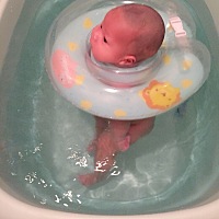 宝贝敢自己游泳了，也会抬脖子了！