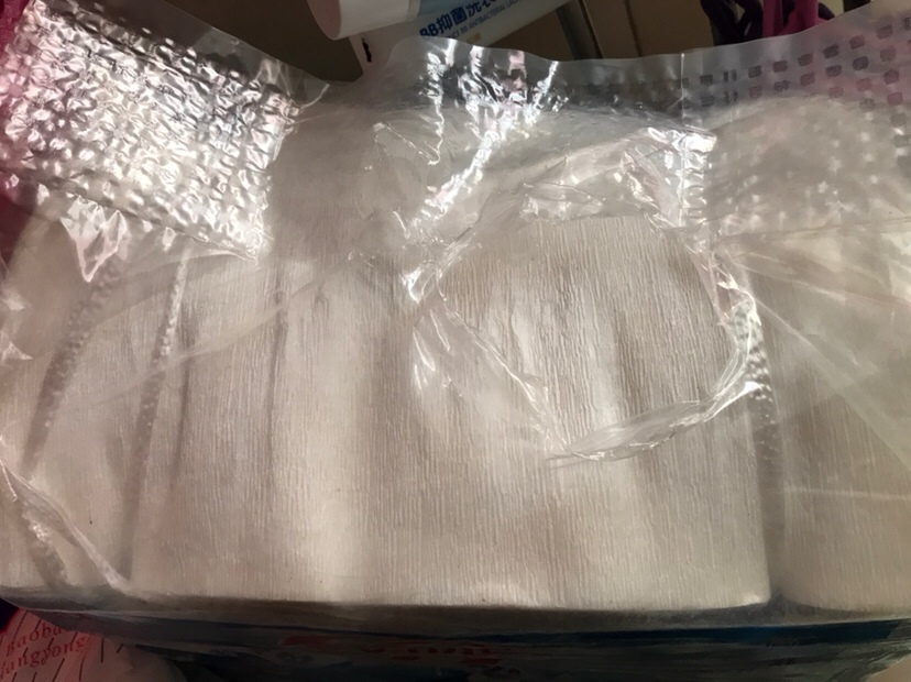 我讲的是我家婆，她才40来岁，三个儿子，我老公最小的。宝宝黄疸都18-20了，婆婆就给了个葡萄糖喝，我跟我姐我妈说宝宝黄疸，都叫我搞点药草给宝宝冲凉，煮点来喝，可惜这边没有得卖，然后我姐她们现在帮我找好，明天寄过来。她们都骂我，谁叫你嫁那么远，整点东西都难，以后我是来不了，那么远，老妈很晕车，还说了满月了，也来不了，看看有多少个来的了的(我广西嫁广东)。。。从出院到现在，日日夜夜都是我一个人带孩子，老公又抱一下，家婆就帮宝宝冲冲凉，冲完凉喂喝点葡萄糖。。现在的我心好累，好烦好想带宝宝走人，或者是搬出去…感觉我都快抑郁症了😞😞哭了好多次，好想走人