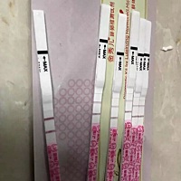 最近几天测的金秀儿排卵试纸，连续好几天天都是这样 有时深一点 有时浅一点 但都很明显的比对照线浅！对...