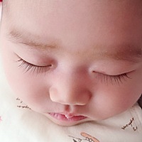 上班族宝妈怎么带娃的？请教啊 今天上班第二天，宝宝也跟着我一起上下班，同事开玩笑，说你家宝宝以...