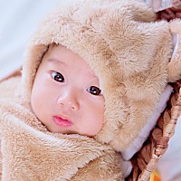 宝宝100天咯！天气越来越热要不要给宝宝剪头发呢，纠结中！