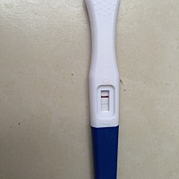 月经推迟12天了，刚刚验了下，颜色太浅了，又是晚上验的，不晓得准不准，心里着急呀