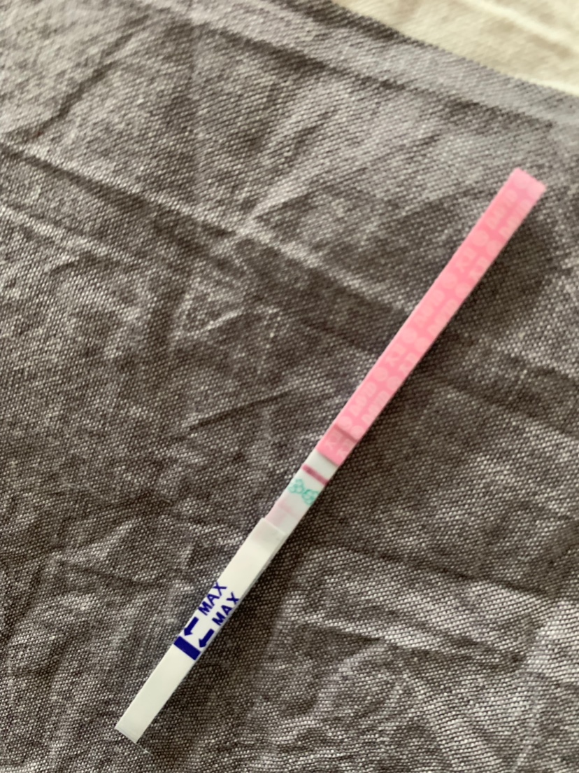亲们 我的末次是3.7号 今天拿排卵试纸测的 第二个杠很浅 这是啥意思