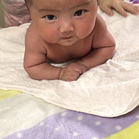 亲们 宝宝两个多月 每天都要背着才睡觉 放床上几分钟就醒了 怎么办 一个人带娃好无奈