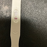 3.7号的末次例假 今晚用早孕棒测了 大白板 好焦虑 第二张是早早孕试纸 弱阳  还有希望吗 姐妹们