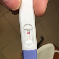 和老婆备孕3个月，上个月中开始算排卵期同房，目前老婆推迟了7天都没来姨妈。今天早上测试了一下不太明...