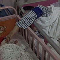 这是生完当天我迷迷糊糊也不知道谁给我拍的。当时是痛了9个多小时后剖的。忍受两种痛苦的我还说挺住了。...