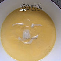 给老二做一个芝士鳕鱼肠水蛋，水水嫩嫩