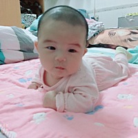 三个月大的宝宝，趴着的时候为啥喜欢吐口水