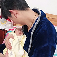 宝宝是个夜猫子，白天睡，晚上精神，今天第17天了，感觉宝宝一天一个样，比生下来好看多了，生下来肉肉...